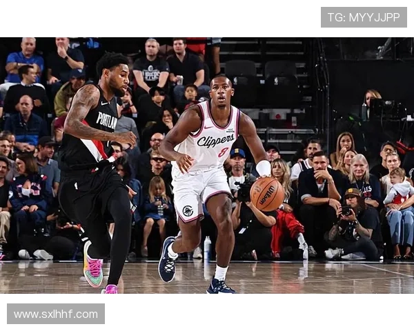 快船社交媒体分享克里斯邓恩训练中展现满意微笑的精彩瞬间